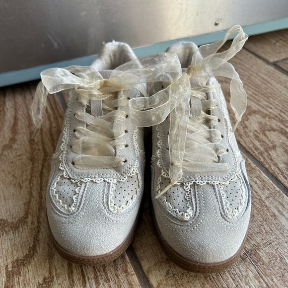 Vintage Inspired Cushionaire Belinda Casual Retro Lace Bridal Sneakers Cream 6 - Picture 3 of 11